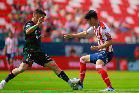 MEX2761. SAN LUIS POTOSÍ (MÉXICO), 01/05/2022.- Zahid Muñoz (d) del Atlético San Luis disputa hoy el balón con Fernando Gorriarán del Santos Laguna, durante un partido por la jornada 17 de la Liga MX en el estadio Alfonso Lastras, en San Luis Potosí (México). EFE/Víctor Cruz