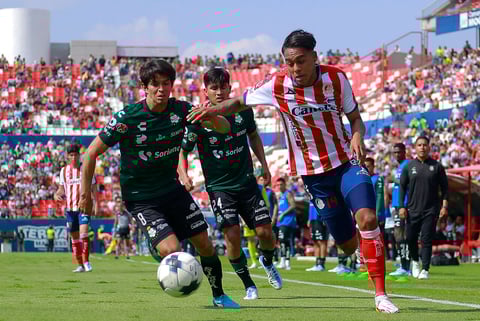 MEX2761. SAN LUIS POTOSÍ (MÉXICO), 01/05/2022.- Efraín Orona (d) del Atlético San Luis disputa hoy el balón con Carlos Orrantía del Santos Laguna, durante un partido por la jornada 17 de la Liga MX en el estadio Alfonso Lastras, en San Luis Potosí (México). EFE/Víctor Cruz