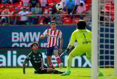 MEX2761. SAN LUIS POTOSÍ (MÉXICO), 01/05/2022.- Germán Berterame del Atlético San Luis disputa hoy el balón con Hugo Rodríguez (i) y el arquero Carlos Acevedo (d) del Santos Laguna, durante un partido por la jornada 17 de la Liga MX en el estadio Alfonso Lastras, en San Luis Potosí (México). EFE/Víctor Cruz