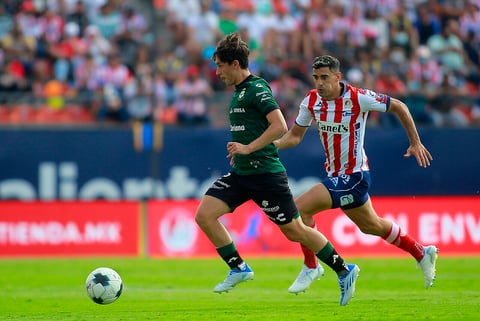 MEX2761. SAN LUIS POTOSÍ (MÉXICO), 01/05/2022.- Germán Berterame (d) del Atlético San Luis disputa hoy el balón con David Andrade del Santos Laguna, durante un partido por la jornada 17 de la Liga MX en el estadio Alfonso Lastras, en San Luis Potosí (México). EFE/Víctor Cruz