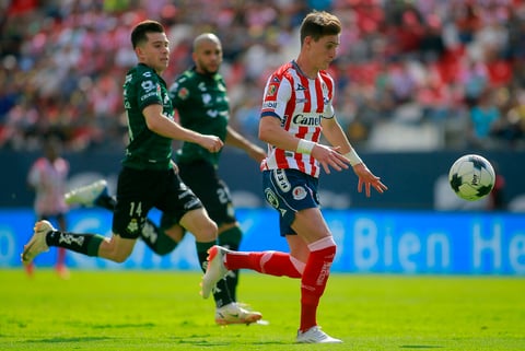 MEX2761. SAN LUIS POTOSÍ (MÉXICO), 01/05/2022.- Facundo Waller (d) del Atlético San Luis disputa hoy el balón con David Andrade del Santos Laguna, durante un partido por la jornada 17 de la Liga MX en el estadio Alfonso Lastras, en San Luis Potosí (México). EFE/Víctor Cruz