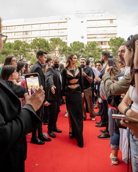 Belinda sorprende con sexy vestido negro en los Premios Platino 2022