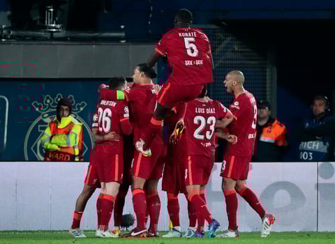 VILLARREAL (CASTELLÓN), 03/05/2022.- Los jugadores del Liverpool celebran el tercer gol ante el Villarreal, durante el partido de vuelta de las semifinales de la Liga de Campeones que disputan hoy martes en el estadio de La Cerámica. EFE/Biel Aliño