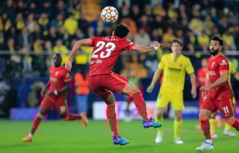 VILLARREAL (CASTELLÓN), 03/05/2022.- El delantero del Liverpool Luis Díaz cabecea un balón para marcar el segundo gol ante el Villarreal, durante el partido de vuelta de las semifinales de la Liga de Campeones que disputan hoy martes en el estadio de La Cerámica. EFE/Domenech Castelló
