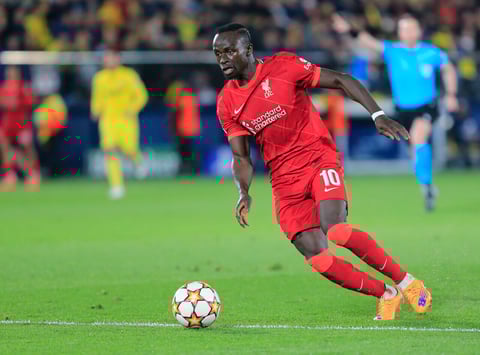VILLARREAL (CASTELLÓN), 03/05/2022.- El delantero del Liverpool Sadio Mane se dispone a marcar el tercer gol ante el Villarreal, durante el partido de vuelta de las semifinales de la Liga de Campeones que disputan hoy martes en el estadio de La Cerámica. EFE/Domenech Castelló