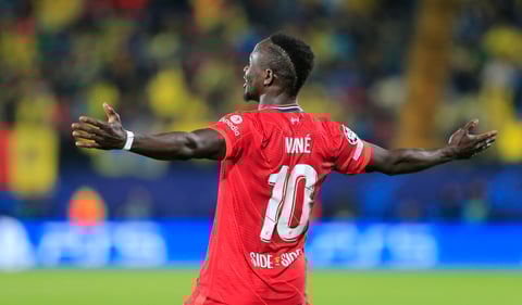 VILLARREAL (CASTELLÓN), 03/05/2022.- El delantero del Liverpool Sadio Mane celebra tras marcar el tercer gol ante el Villarreal, durante el partido de vuelta de las semifinales de la Liga de Campeones que disputan hoy martes en el estadio de La Cerámica. EFE/Domenech Castelló