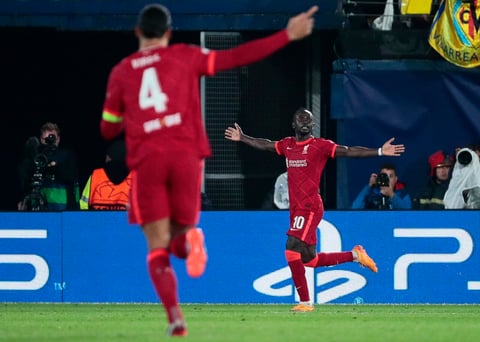VILLARREAL (CASTELLÓN), 03/05/2022.- El delantero del Liverpool Sadio Mane celebra tras marcar el tercer gol ante el Villarreal, durante el partido de vuelta de las semifinales de la Liga de Campeones que disputan hoy martes en el estadio de La Cerámica. EFE/Biel Aliño
