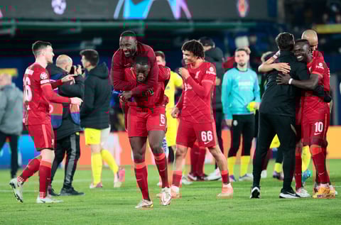 VILLARREAL (CASTELLÓN), 03/05/2022.- Los jugadores del Liverpool celebran su victoria a la finalización del partido de vuelta de las semifinales de la Liga de Campeones que han disputado hoy martes frente al Villarreal en el estadio de La Cerámica. EFE/Biel Aliño
