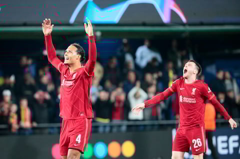 VILLARREAL (CASTELLÓN), 03/05/2022.- Los jugadores del Liverpool Virgil Van Dijk (i) y Andrew Robertson celebran la victoria ante el Villarreal, al término del partido de vuelta de las semifinales de la Liga de Campeones disputado hoy martes en el estadio de La Cerámica. EFE/Biel Aliño