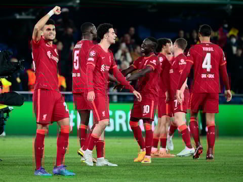 VILLARREAL (CASTELLÓN), 03/05/2022.- Los jugadores del Liverpool celebran su victoria a la finalización del partido de vuelta de las semifinales de la Liga de Campeones que han disputado hoy martes frente al Villarreal en el estadio de La Cerámica. EFE/Biel Aliño
