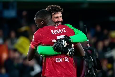 VILLARREAL (CASTELLÓN), 03/05/2022.- El defensa del Liverpool Ibrahima Konate (i) celebra con el portero Alisson Becker la victoria ante el Villarreal, al término del partido de vuelta de las semifinales de la Liga de Campeones disputado hoy martes en el estadio de La Cerámica. EFE/Biel Aliño