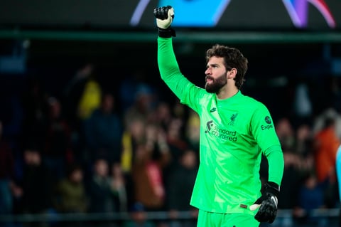 VILLARREAL (CASTELLÓN), 03/05/2022.- El portero del Liverpool Alisson Becker celebra la victoria ante el Villarreal, al término del partido de vuelta de las semifinales de la Liga de Campeones disputado hoy martes en el estadio de La Cerámica. EFE/Biel Aliño
