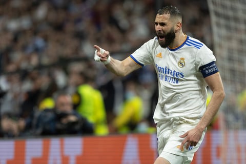 MADRID, 04/05/2022.- El delantero del Real Madrid Karim Benzemá celebra tras marcar el tercer gol ante el Manchester City, durante el partido de semifinales de la Liga de Campeones que disputan este miércoles en el estadio Santiago Bernabéu, en Madrid. EFE/Rodrigo Jiménez