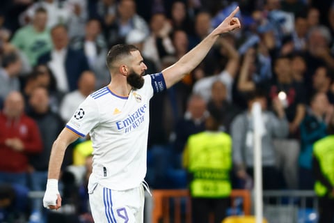 MADRID, 04/05/2022.- El delantero del Real Madrid Karim Benzemá celebra tras marcar el tercer gol ante el Manchester City, durante el partido de semifinales de la Liga de Campeones que disputan este miércoles en el estadio Santiago Bernabéu, en Madrid. EFE/Sergio Pérez