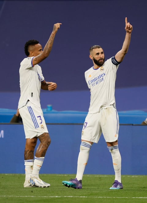 MADRID, 04/05/2022.- El delantero del Real Madrid Karim Benzemá celebra junto a Eder Militao (i) tras marcar el tercer gol ante el Manchester City, durante el partido de semifinales de la Liga de Campeones que disputan este miércoles en el estadio Santiago Bernabéu, en Madrid. EFE/Ballesteros