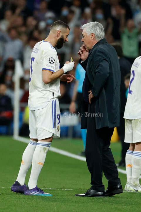 Madrid. 04/05/2022. El delantero francés del Real Madrid, Karim Benzema y el técnico italiano del equipo blanco, Calo Ancelotti, durante el encuentro correspondiente a la vuelta de las semifinales de la Liga de Campeones que disputan hoy miércoles frente al Manchester City en el estadio Santiago Bernabéu, en Madrid. EFE/Juanjo Martín.