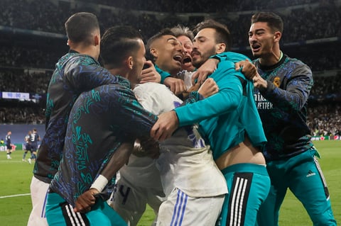 Madrid. 04/05/2022. Los jugadores del Real Madrid celebran el segundo gol del equipo madridista durante el encuentro correspondiente a la vuelta de las semifinales de la Liga de Campeones que disputan hoy miércoles frente al Manchester City en el estadio Santiago Bernabéu, en Madrid. EFE/Juanjo Martín.