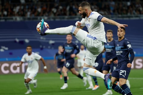 MADRID, 04/05/2022.- El delantero del Real Madrid Karim Benzemá, durante el partido de semifinales de la Liga de Campeones ante el Manchester City que disputan este miércoles en el estadio Santiago Bernabéu, en Madrid. EFE/Juanjo Martín