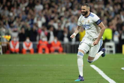 MADRID, 04/05/2022.- El delantero del Real Madrid Karim Benzemá celebra tras marcar el tercer gol ante el Manchester City, durante el partido de semifinales de la Liga de Campeones que disputan este miércoles en el estadio Santiago Bernabéu, en Madrid. EFE/Rodrigo Jiménez