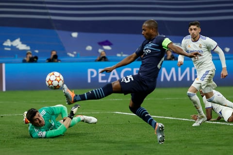 MADRID, 04/05/2022.- El centrocampista del Manchester City Fernandinho Roza (c) trata de anotar ante el portero Thibaut Courtois, del Real Madrid, durante el partido de semifinales de la Liga de Campeones ante el Manchester City que disputan este miércoles en el estadio Santiago Bernabéu. EFE/Juanjo Martín