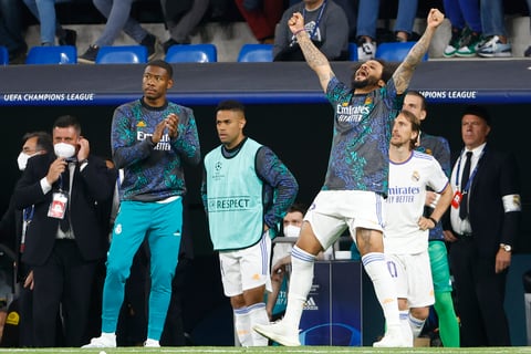 MADRID, 04/05/2022.- El defensa del Real Madrid Marcelo Vieira (d) celebra en el banquillo, durante el partido de semifinales de la Liga de Campeones que disputan este miércoles en el estadio Santiago Bernabéu, en Madrid. EFE/Sergio Pérez