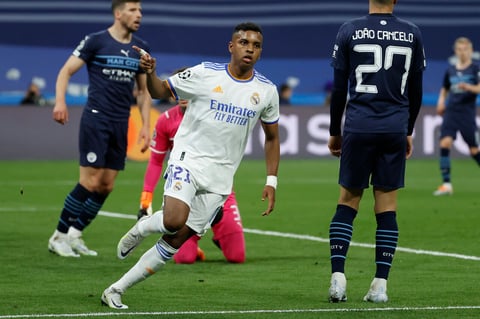 MADRID, 04/05/2022.- El centrocampista del Real Madrid Rodrygo Silva celebra tras marcar ante el Manchester City, durante el partido de semifinales de la Liga de Campeones que disputan este miércoles en el estadio Santiago Bernabéu, en Madrid. EFE/Juanjo Martín