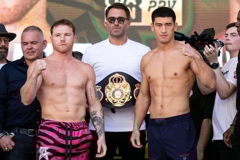 Las Vegas (United States), 06/05/2022.- Saul 'Canelo' Alvarez of Mexico (L) and Dmitry Bivol of Russia pose following their weigh-in prior to their WBA light heavyweight fight in Las Vegas, Nevada, 06 May 2022. The WBA light heavyweight championship title fight opposing Saul 'Canelo' Alvarez of Mexico and Dmitry Bivol of Russia is scheduled on 07 May 2022, at the T-Mobile Arena in Las Vegas. (Rusia, Estados Unidos) EFE/EPA/ETIENNE LAURENT