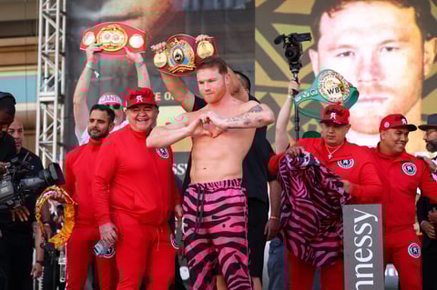 USA7523. LAS VEGAS (NV, EEUU), 06/05/2022.- Fotografía cedida por Matchroom donde aparece el boxeador mexicano Saúl 'Canelo' Álvarez mientras saluda a sus seguidores a su llegada hoy a la sesión de pesaje en el T-Mobile Arena en Las Vegas, Nevada. 'Canelo' Álvarez, mejor boxeador libra por libra del momento, se enfrentará este sábado en Las Vegas al ruso Dmitry Bivol, en el inicio de una nueva etapa en su carrera, en el peso semipesado. EFE/Ed Mulholland/Matchroom /SOLO USO EDITORIAL /NO VENTAS /SOLO DISPONIBLE PARA ILUSTRAR LA NOTICIA QUE ACOMPAÑA /CRÉDITO OBLIGATORIO