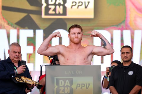 USA7522. LAS VEGAS (NV, EEUU), 06/05/2022.- Fotografía cedida por Matchroom donde aparece el boxeador mexicano Saúl 'Canelo' Álvarez mientras sube a la báscula para pesarse hoy en el T-Mobile Arena en Las Vegas, Nevada. 'Canelo' Álvarez, mejor boxeador libra por libra del momento, se enfrentará este sábado en Las Vegas al ruso Dmitry Bivol, en el inicio de una nueva etapa en su carrera, en el peso semipesado. EFE/Ed Mulholland/Matchroom /SOLO USO EDITORIAL /NO VENTAS /SOLO DISPONIBLE PARA ILUSTRAR LA NOTICIA QUE ACOMPAÑA /CRÉDITO OBLIGATORIO