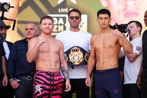 USA7526. LAS VEGAS (NV, EEUU), 06/05/2022.- Fotografía cedida por Matchroom donde aparece el boxeador mexicano Saúl 'Canelo' Álvarez (i) y el ruso Dmitry Bivol mientras posan hoy durante la sesión de pesaje en el T-Mobile Arena en Las Vegas, Nevada. 'Canelo' Álvarez, mejor boxeador libra por libra del momento, se enfrentará este sábado en Las Vegas al ruso Dmitry Bivol, en el inicio de una nueva etapa en su carrera, en el peso semipesado. EFE/Ed Mulholland/Matchroom /SOLO USO EDITORIAL /NO VENTAS /SOLO DISPONIBLE PARA ILUSTRAR LA NOTICIA QUE ACOMPAÑA /CRÉDITO OBLIGATORIO