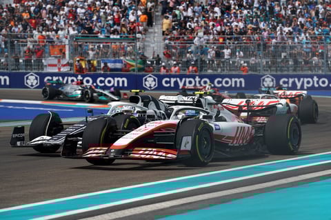 Miami Gardens (United States), 08/05/2022.- Japanese Formula One driver Yuki Tsunoda of Scuderia AlphaTauri (L) and Germany's Mick Schumacher of Haas F1 Team (R) fight for position during the Formula One Grand Prix of Miami at the Miami International Autodrome in Miami Gardens, USA, 08 May 2022. (Fórmula Uno, Alemania, Japón, Estados Unidos, Roma) EFE/EPA/GREG NASH