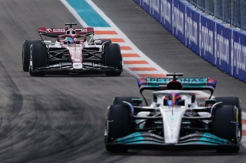 Miami Gardens (United States), 08/05/2022.- Finnish Formula One driver Valtteri Bottas of Alfa Romeo Racing ORLEN (L) during the Formula One Grand Prix of Miami at the Miami International Autodrome in Miami Gardens, USA, 08 May 2022. (Fórmula Uno, Estados Unidos, Roma) EFE/EPA/SHAWN THEW