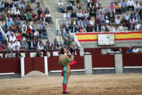 ¡Imágenes sensibles! Arturo Gilio es cornado en España