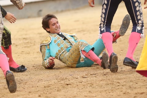 ¡Imágenes sensibles! Arturo Gilio es cornado en España