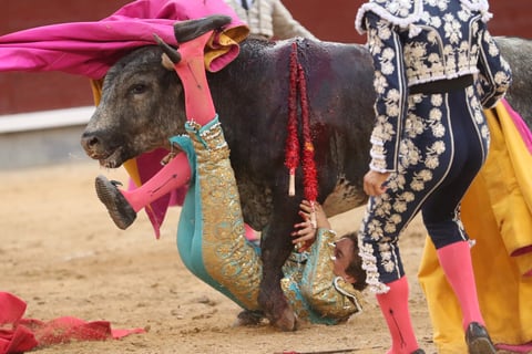 ¡Imágenes sensibles! Arturo Gilio es cornado en España