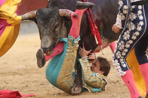 ¡Imágenes sensibles! Arturo Gilio es cornado en España