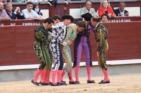 ¡Imágenes sensibles! Arturo Gilio es cornado en España