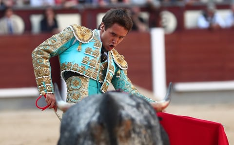 ¡Imágenes sensibles! Arturo Gilio es cornado en España