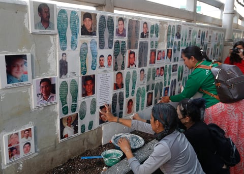Madres de desaparecidos protestan frente a Fiscalía de México