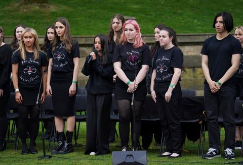 Realeza rinde homenaje a las víctimas que murieron en concierto de Ariana Grande en Manchester