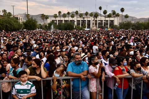 Julión Álvarez se entrega a madres de La Laguna