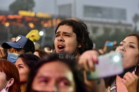 Julión Álvarez se entrega a madres de La Laguna