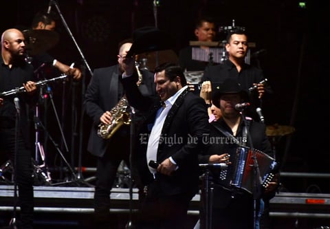 Julión Álvarez se entrega a madres de La Laguna