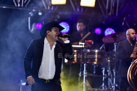 Julión Álvarez se entrega a madres de La Laguna