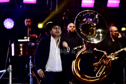 Julión Álvarez se entrega a madres de La Laguna