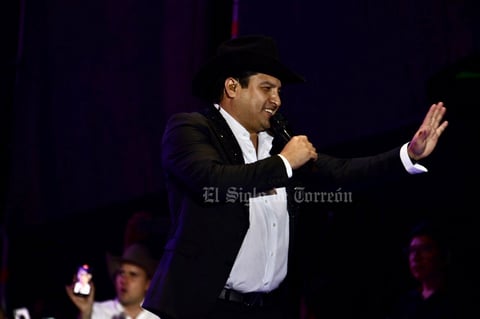 Julión Álvarez se entrega a madres de La Laguna