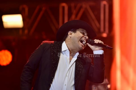 Julión Álvarez se entrega a madres de La Laguna