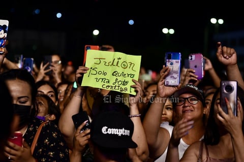 Julión Álvarez se entrega a madres de La Laguna