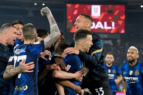 Rome (Italy), 11/05/2022.- Inter's Ivan Perisic (C) celebrates with teammates after scoring the 4-2 lead during the Coppa Italia final between Juventus FC and Inter Milan at the Olimpico stadium in Rome, Italy, 11 May 2022. (Italia, Roma) EFE/EPA/CLAUDIO PERI