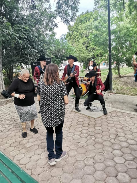 Abuelita recibe sorpresa tras robarse el show con Julión Álvarez